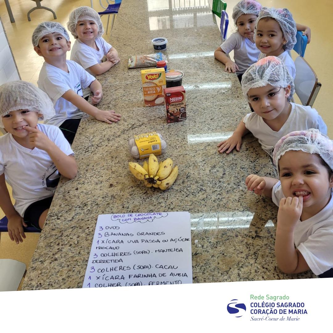 Crianças da Educação Infantil preparam delícias para a celebração de Páscoa com a família na escola